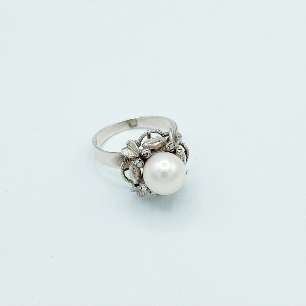 14k white gold ring with diamonds and a pearl
